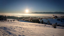 07.02.2023, Bayern, Stötten: Im Sonnenschein liegt die Schneelandschaft auf dem 1055 Meter hohen Auerberg, während in den Tälern noch der Nebel liegt. Foto: Karl-Josef Hildenbrand/dpa +++ dpa-Bildfunk +++
