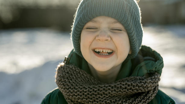 Cheerful boy wearing knit hat in winter || Modellfreigabe vorhanden