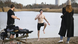 Cold Water Swimmers on New Years Day A man does warming up exercises before attempting a cold water swim in a lake in Warsaw, Poland on 01 January, 2023. Warsaw Poland PUBLICATIONxINxDZAxARGxAUTxBHRxBRAxCANxCHLxCHNxCOLxECUxEGYxGRCxINDxIRNxIRQxISRxJORxKWTxLBNxLBYxMLTxMEXxMARxOMNxPERxQATxSAUxSUIxSYRxTUNxTURxUAExUKxVENxYEMxONLY PUBLICATIONxINxALGxARGxAUTxBRNxBRAxCANxCHIxCHNxCOLxECUxEGYxGRExINDxIRIxIRQxISRxJORxKUWxLIBxLBAxMLTxMEXxMARxOMAxPERxQATxKSAxSUIxSYRxTUNxTURxUAExUKxVENxYEMxONLY Copyright: xJaapxArriensx Editorial use only
