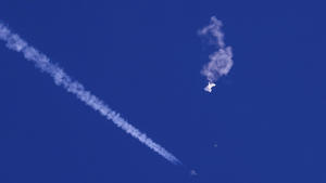 dpatopbilder - 04.02.2023, USA, -: Auf diesem von Chad Fish zur Verfügung gestellten Bild schweben die Überreste eines großen Ballons über dem Atlantischen Ozean vor der Küste South Carolinas. Darunter sind ein Kampfjet und seine Kondensstreifen zu sehen. Der Ballon wurde von einer infrarotgesteuerten Luft-Luft-Rakete des Typs AIM-9X Sidewinder von einem F-22-Kampfflugzeug aus einer Höhe von 58.000 Fuß (etwa 17,7 km) in der Nähe von Myrtle Beach abgeschossen und faszinierte die Himmelsbeobachter in dem bevölkerungsreichen Gebiet, das wegen seiner kilometerlangen Strände, die Rentner und Urlauber anziehen, als Grand Strand bekannt ist. Foto: Chad Fish/Chad Fish/AP/dpa - ACHTUNG: Nur zur redaktionellen Verwendung und nur mit vollständiger Nennung des vorstehenden Credits bis zum 20. Februar 2023. +++ dpa-Bildfunk +++