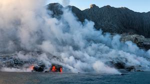 Subduktion bei Hawaii mit Vulkanen an Küsten