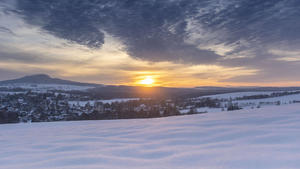 Nach mehreren Wochen zeigte sich die Sonne am Himmel wieder. Tiefwinterliche Impressionen sah man im Erzgebirge. Der dicke Raureif und der Sonnenuntergang brachten einmalige Fotomotive. Eine Kombination zwischen solch dicken Raureif und einen Sonnenuntergang hat man nicht jeden Winter. Das Wetter ändert sich ab kommender Woche. Mit einer Kaltfront wird es am Montag turbulent. Dazu stellt sich eine Nordwestwetterlage ein. Für das Erzgebirge bedeutet es reichlich Neuschnee. Bis Ende kommender Woche gibt es oberhalb 600 Höhenmeter bis zu 40 cm Neuschnee. Schlettau Sachsen Deutschland *** After several weeks, the sun showed up in the sky again Deep winter impressions were seen in the Ore Mountains The thick hoarfrost and the sunset brought