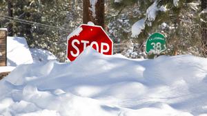 Mar 2, 2023 - Big Bear City, California, U.S. - After the biggest snow storm in the history of Big Bear City, the stop sign almost completely covered in snow. Big Bear City U.S. - ZUMAk136 20230302_new_k136_895 Copyright: xKatrinaxKochnevax