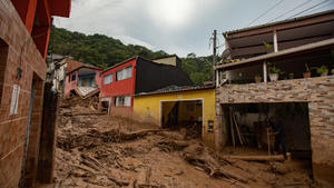24.02.2023, Brasilien, Vila do Sahy: Schlamm und Trümmer liegen auf den Straßen des vom Starkregen betroffenen Dorfes im Bezirk Sao Sebastiao. Die Zahl der Toten nach Überschwemmungen und Erdrutschen in Brasilien steigt weiter. Foto: Andre Lucas/dpa +++ dpa-Bildfunk +++