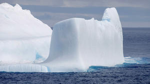ARCHIV - 07.12.2019, ---, Antarktischer Ozean: Das Foto, das vom japanischen Forschungsschiff «Shirase» während der 61. Antarktis-Expedition gemacht wurde, zeigt einen Eisberg im Antarktischen Ozean. Die Meereisausdehnung in der sommerlichen Antarktis hat ein neues Rekordminimum erreicht. (zu dpa «Registrierte Meereisbedeckung in Antarktis so gering wie nie») Foto: Kyodo/dpa +++ dpa-Bildfunk +++