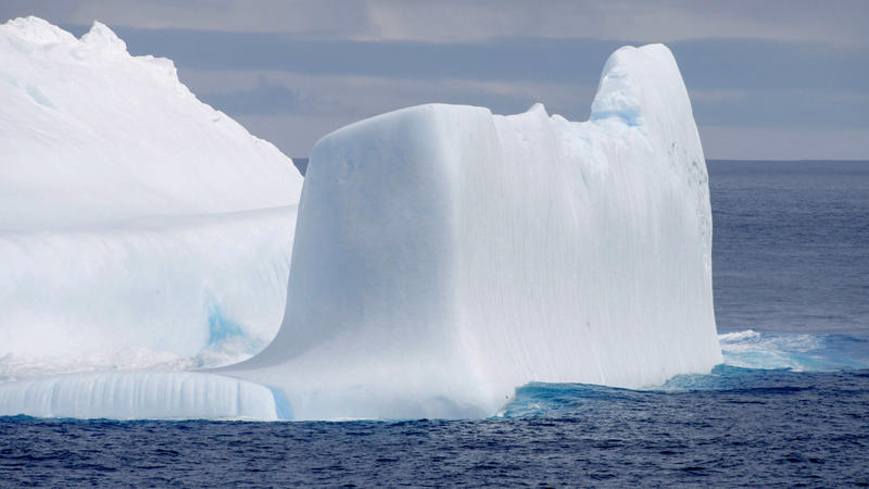 ARCHIV - 07.12.2019, ---, Antarktischer Ozean: Das Foto, das vom japanischen Forschungsschiff «Shirase» während der 61. Antarktis-Expedition gemacht wurde, zeigt einen Eisberg im Antarktischen Ozean. Die Meereisausdehnung in der sommerlichen Antarkti