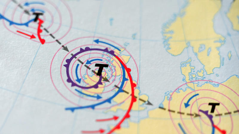 Schematische Darstellung mehrerer Tiefdruckgebiete auf dem Noratlantik, über den Britischen Inseln und Westeuropa