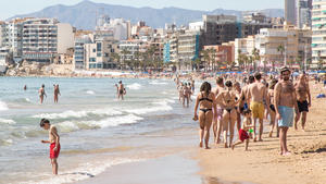 11.03.2023, Spanien, Alicante: Menschen sonnen sich und schwimmen am Strand von Poniente. An diesem Wochenende wird es in der Provinz Alicante zu einem Temperaturanstieg von 8 bis 10 Grad Celsius kommen und eine für diese Tage untypische Temperatur von 30 Grad Celsius erreichen. Foto: Joaquín Reina/EUROPA PRESS/dpa +++ dpa-Bildfunk +++