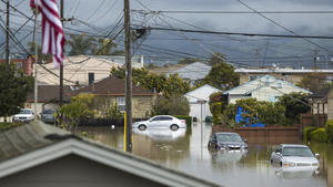 11.03.2023, USA, Watsonville: Autos stehen teilweise unter Wasser. Der Westküstenstaat Kalifornien ist derzeit mit schweren Regen- und Schneefällen konfrontiert. Foto: Nic Coury/AP/dpa +++ dpa-Bildfunk +++