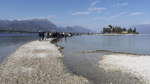 March 12, 2023: Manerba del Garda, Brescia, Italy March 12th, drought in northern italy people walk from Punta Belvedere to Isola dei Conigli in a part of Garda Lake that now is unusually dry due to severe drought - ZUMAb205 20230312_zip_b205_010 Copyright: xMatteoxBiattax