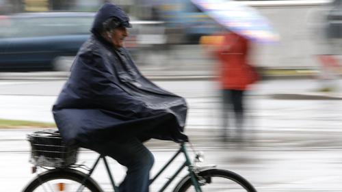 In Regenbekleidung fährt am Dienstag (13.11.2007) eine Passantin auf einem Fahrrad durch die Innenstadt von Hannover. Am Dienstag halten sich in weiten Teilen Niedersachsens und Bremens einige Wolken, und es gehen immer wieder Regen- und Schneeschauer nieder. Foto: Peter Steffen dpa/lni +++(c) dpa - Bildfunk+++