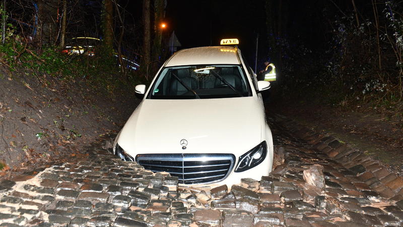 Der Taxifahrer Akan Aydin bricht mit seinem Wagen am Mittwoch 8.3.2023 in das Kopfsteinpflaster der Forbacher Straße in Saarbrücken ein. 