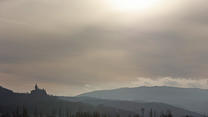 10.02.2023, Sachsen-Anhalt, Derenburg: Wolken ziehen über den Harz wie hier bei Wernigerode. Das Wetter wird in den kommenden Tagen milder. Wolken und Sonne wechseln sich ab. Die Temperaturen steigen über 0 Grad Celsius. Foto: Matthias Bein/dpa +++ dpa-Bildfunk +++