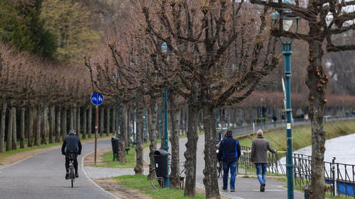 29.03.2023, Nordrhein-Westfalen, Bonn: Spaziergänger und Radfahrer sind am Rheinufer unterwegs. Foto: Oliver Berg/dpa +++ dpa-Bildfunk +++