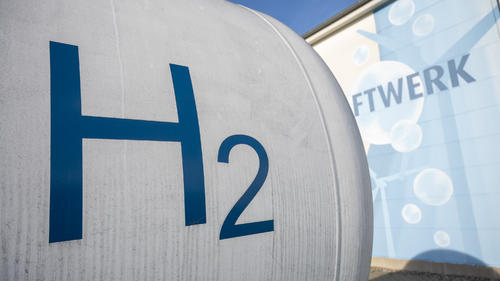 ARCHIV - 17.10.2022, Brandenburg, Prenzlau: Auf dem Gelände des Energieunternehmens Enertrag steht ein Wasserstoffbehälter.  Die Energieminister der Länder drängen auf einen beschleunigten Aufbau der Wasserstoffwirtschaft in Deutschland. Auf der Konferenz der Ressortchefs in Merseburg (Sachsen-Anhalt) sollen dazu am Donnerstag mehrere Anträge beraten werden. (zu dpa: «Energieminister nehmen Wasserstoff und Industriestrom in den Blick») Foto: Christophe Gateau/dpa +++ dpa-Bildfunk +++