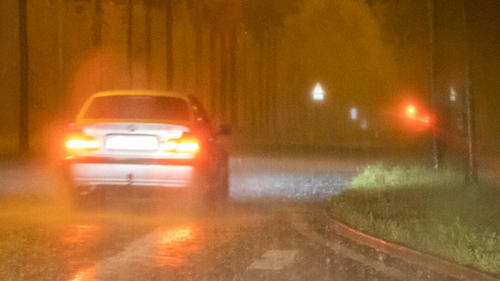 News ID: EN 22-08-27 220827Unwetter Schwere Gewitter in der Nacht richten Schäden an In der Nacht zum Samstag sind zum Teil unwetterartige Gewitter über Teile Sachsens gezogen. Betroffen waren unter anderem auch die Städte Freiberg und Chemnitz. Binnen kurzer Zeit fielen über 50 Liter Regen pro Quadratmeter. Vieler Orts konnte die Kanalisation das viele Wasser nicht aufnehmen. So wurde die B101 in Freiberg in Höhe des Abzweiges zum Meißner Ring, überflutet. Eine BMW-Fahrerin bemerkte die Überflutung zu spät und fuhr sich in dieser fest. Die Kameraden der Feuerwehr Freiberg kam hier zum Einsatz und sperrten die Gefahrenstelle weiträumig ab. Der BMW musste abgeschleppt werden. Auch in Chemnitz sorgte heftiger Starkregen für überflutete