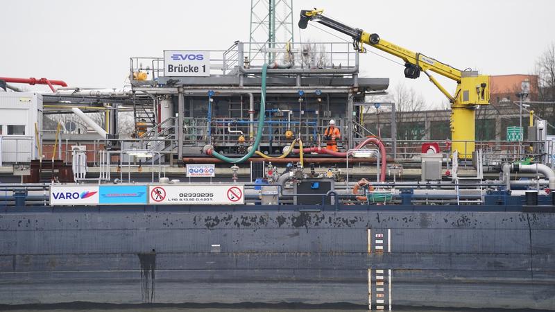 30.03.2023, Hamburg: Ein Tanker liegt am Anleger auf dem Firmengelände der Evos Hamburg im Hafen