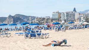 11.03.2023, Spanien, Alicante: Menschen sonnen sich am Strand von Poniente. An diesem Wochenende wird es in der Provinz Alicante zu einem Temperaturanstieg von 8 bis 10 Grad Celsius kommen und eine für diese Tage untypische Temperatur von 30 Grad Celsius erreichen. Foto: Joaquín Reina/EUROPA PRESS/dpa +++ dpa-Bildfunk +++