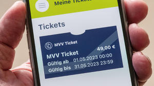 frisch gekauftes Deutschlandticket auf dem Handy, Vorverkauf des 49-Euro-Tickets hat am 3. April begonnen, gÃ¼ltig ab 1. Mai 2023 Deutschland, MÃ¼nchen, 3. April 2023, frisch gekauftes Deutschlandticket auf dem Handy, D-Ticket, Vorverkauf des 49-Euro-Ticket hat heute begonnen, deutschlandweit gÃ¼ltig ab 1. Mai im Ã¶ffentlichen Nahverkehr, Hand hÃ¤lt Smartphone, MVV-App, Abo, Symbolfoto, Bayern, *** freshly bought Germany ticket on cell phone, presale of the 49 euro ticket started on April 3, valid from May 1, 2023 Germany, Munich, April 3, 2023, freshly bought Germany ticket on cell phone, D ticket, presale of the 49 euro ticket started today, valid throughout Germany from May 1 on public transport, hand holds smartphone, MVV app, subscript