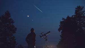 Mensch beobachtet Sternschnuppen Mithilfe eines Teleskops