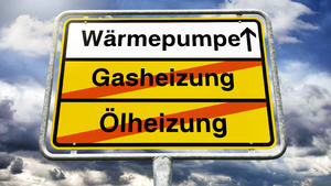 Ortsschild mit Aufschrift Wärmepumpe und durchgestrichener Aufschrift Ölheizung und Gasheizung / action press