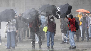 01.05.2023, Schweiz, Zürich: Teilnehmer einer Demonstration schützen sich mit Regenschirmen bei Zusammenstößen mit der Polizei nach den Kundgebungen zum Tag der Arbeit. Bei Umzügen in der Schweiz zum 1. Mai ist es in Basel und Zürich zu Ausschreitungen und Sachbeschädigen gekommen. Foto: Ennio Leanza/KEYSTONE/dpa +++ dpa-Bildfunk +++