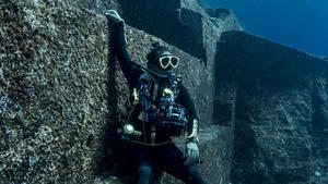 Scuba diver exploring the Yonaguni Monument, a submerged rock formation off the coast of Japan. It is unknown if these sandstone rocks are formed naturally or are of human construction, Yoguni, Japan. 2017. PUBLICATIONxINxGERxSUIxAUTxONLY 1600415 StephanexGranzotto 