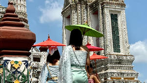 04.05.2023, Thailand, Bangkok: Hitzewelle in Südostasien - Besucherinnen im Tempel Wat Arun in Bangkok schützen sich mit Sonnenschirmen vor der Hitze. Weite Teile Südostasiens schwitzen seit Tagen unter einer ungewöhnlich starken Hitzewelle. (zu dpa: «Warnung für die Welt»: Hitzewelle hat Südostasien im Griff») Foto: Carola Frentzen/dpa +++ dpa-Bildfunk +++