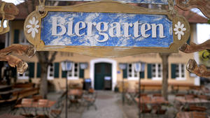 13.04.2020, Ladengeschäfte und Restaurants schliessen wegen Corona-Virus-Pandemie in Bad Wörishofen, Tische und Stühle in einem Biergarten derzeit ohne Gäste. 13.04.2020, Geschlossene Restaurants wegen Corona-Virus 13.04.2020, Geschlossene Restaurants wegen Corona-Virus *** 13 04 2020, Shops and restaurants close due to corona virus pandemic in Bad Wörishofen, Tables and chairs in a beer garden currently without guests 13 04 2020, Closed restaurants due to corona virus 13 04 2020, Closed restaurants due to corona virus