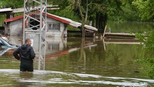 15.05.2023, Kroatien, Gracac: Ein Mann steht im Hochwasser einer überschwemmten Region. Anhaltender Regen hat einige der Flüsse stark ansteigen und über die Ufer treten lassen. Foto: Hrvoje Jelavic/PIXSELL/XinHua/dpa +++ dpa-Bildfunk +++