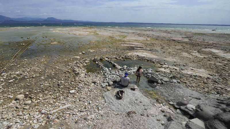 12.08.2022, Italien, Sirmione: Der Gardasee hat krass an Wasser verloren.