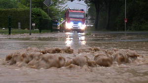 Schwere Unwetter und heftige Ãœberflutungen auf Grund von Unwettern in Nordrhein-Westfalen. Besonders heftig gezeichnet ist die Gegend um Detmold und Nachbarstadt Lage. Bis zu 100 mm Niederschlag in nur einer Stunde sind gefallen. Hochwasser an FlÃ¼ssen war die Folge. Zahlreiche StraÃŸen sind gesperrt. Die Feuerwehren sind im GroÃŸeinsatz, werden vom THW unterstÃ¼tzt. UnzÃ¤hlige Keller sind randvoll und mÃ¼ssen leergepumpt werden. Ganze StraÃŸenzÃ¼ge samt Autos stehen im Wasser. Verkehrschaos herrscht um Detmold, da viele StraÃŸen gesperrt sind. Ein Anwohner schildert die Situation Ã sein Keller ist ebenfalls bis zur Decke geflutet. Auch die Feuerwehr wurde von Ãœberflutungen getroffen. Die Feuerwehr Lage Ã hier befindet sich die Zentrale Ã musste mit