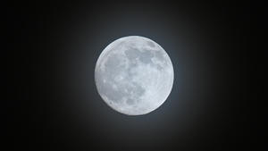 04.05.2023, Bayern, Tegernsee: Der Mond ist in der Nacht am Himmel zu sehen. In der Nacht auf den 5. Mai kommt es zu einer sogenannten Halbschatten-Mondfinsternis. Foto: Felix Hörhager/dpa +++ dpa-Bildfunk +++