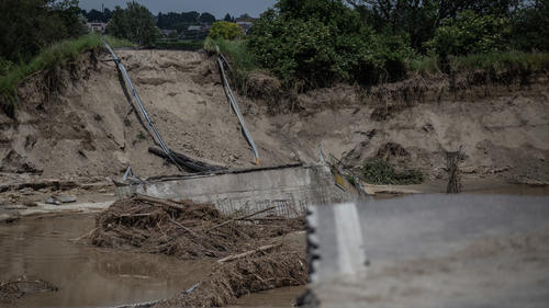 Unwetter in Italien hinterlassen eingestürzte Brücke