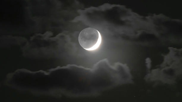 23.04.2023, Russland, St. Petersburg: Der Planet Venus ist in der Nähe einer zunehmenden Mondsichel über dem Dorf Podolje, Russland, 70 Kilometer östlich von St. Petersburg, zu sehen. Foto: Dmitri Lovetsky/AP/dpa +++ dpa-Bildfunk +++