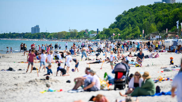 29.05.2023, Schleswig-Holstein, Scharbeutz: Zahlreiche Strandbesucher genießen die Sonne an der Ostsee. Foto: Jonas Walzberg/dpa +++ dpa-Bildfunk +++