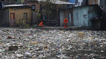 ARCHIV - 06.06.2022, Brasilien, Manaus: Städtische Arbeiter entfernen  Müll, der auf dem Fluss Negro schwimmt, dessen Wasserpegel aufgrund von Regenfällen gestiegen war. (zu dpa: «UN-Konferenz in Paris berät über globales Abkommen gegen Plastikmüll») Foto: Edmar Barros/AP +++ dpa-Bildfunk +++