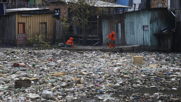 ARCHIV - 06.06.2022, Brasilien, Manaus: Städtische Arbeiter entfernen  Müll, der auf dem Fluss Negro schwimmt, dessen Wasserpegel aufgrund von Regenfällen gestiegen war. (zu dpa: «UN-Konferenz in Paris berät über globales Abkommen gegen Plastikmüll») Foto: Edmar Barros/AP +++ dpa-Bildfunk +++