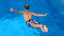 Ein Junge springt am Donnerstag (01.07.2010) in ein Becken im Freibad "Grugabad" in Essen. Hochsommerliches Wetter hat Deutschland fest im Griff. Allein in den vergangenen drei Tage zählte das Essener Grugabad nach eigenen Angaben mehr als 10.000 Besucher. Foto: Julian Stratenschulte dpa/lnw +++(c) dpa - Bildfunk+++