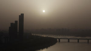 13.04.2023, Südkorea, Seoul: Seoul ist am Morgen von dichtem Feinstaub verhangen. Foto: Uncredited/YNA/dpa +++ dpa-Bildfunk +++