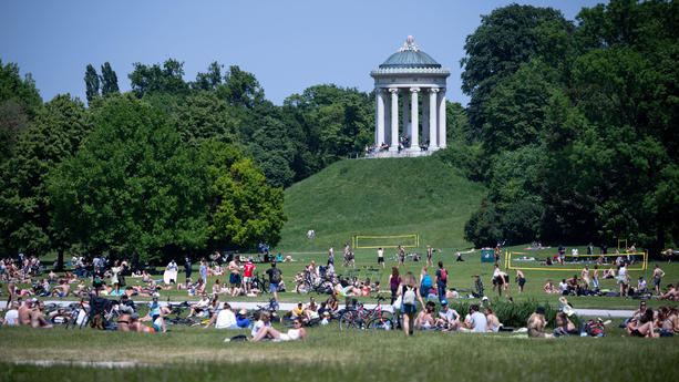 03.06.2023, Bayern, München: Zahlreiche Menschen genießen das schöne Wetter im Englischen Garten. Laut Deutscher Wetterdienst bleibt das Wetter in den nächsten Tagen weiterhin freundlich. Foto: Sven Hoppe/dpa +++ dpa-Bildfunk +++