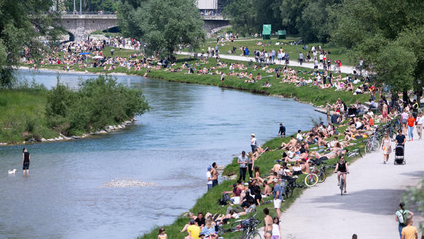 04.06.2023, Bayern, München: Zahlreiche Menschen genießen das schöne Wetter am Ufer der Isar in der Innenstadt. Foto: Sven Hoppe//dpa +++ dpa-Bildfunk +++
