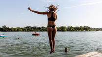July 21, 2022, Krakow, Poland: A woman jumps into Bagry lake in Krakow as the heatwave moves through central and eastern parts of Europe. Krakow Poland - ZUMAs197 20220721_zaa_s197_133 Copyright: xDominikaxZarzyckax 