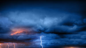 Unwettergefahr in Deutschland durch starke Gewitter, die aus dem Westen zu uns kommen.