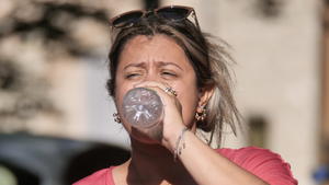 Following the heat wave, tourists and citizens stormed the fountains to quench thirst and refresh themselves. / action press