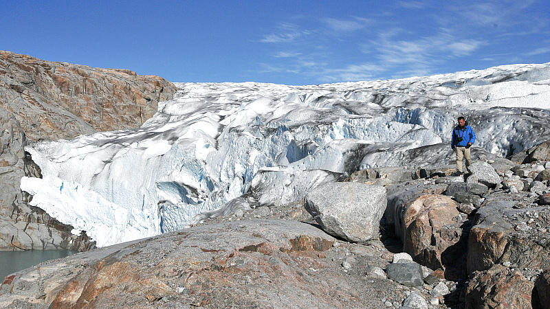 Ein Wanderer klettert am 02.09.2010 über die Felsen eines Gletschers in Südgrönland. Das Eis hat sich in den Sommermonaten deutlich zurückgezogen. Hier gibt es jetzt einen eher leisen Rückzug statt donnernder Abbrüche.