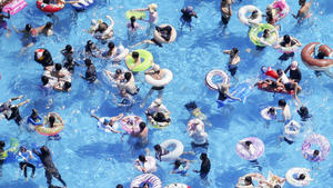 28.07.2023, Japan, Tokio: Ein Foto aus einem Hubschrauber der Kyodo News zeigt Menschen mit Schwimmreifen in einem Schwimmbad. Tokio erwartet zum Wochenende Temperaturen bis 37 Grad Celsius. Foto: -/kyodo/dpa +++ dpa-Bildfunk +++
