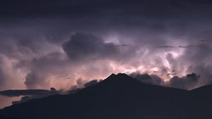 13.08.2023, Frankreich, Savines-Le-Lac: Blick von den französischen Westalpen über den Lac de Serre-Poncon hinweg auf ein schweres Gewitter in der Gegend von Turin (Italien). Das Unwetter richtete in der Nacht zum 14. August 2023 schwere Schäden westlich von Turin an. Ein Erdrutsch und eine Schlammlawine infolge schwerer Regenfälle haben in der norditalienischen Gemeinde Bardonecchia große Schäden angerichtet. Foto: Jan Woitas/dpa +++ dpa-Bildfunk +++