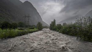 dpatopbilder - 27.08.2023, Schweiz, Biasca: Der Fluss Brenno führt nach starken Regenfällen in der Südschweiz viel Wasser. Im Kanton Tessin kommt es seit Freitagabend (25.08.2023) zu starken Regenfällen, die Prognosen zufolge bis Montag anhalten sollen. Foto: Pablo Giananazzi/KEYSTONE/TI-PRESS/dpa +++ dpa-Bildfunk +++