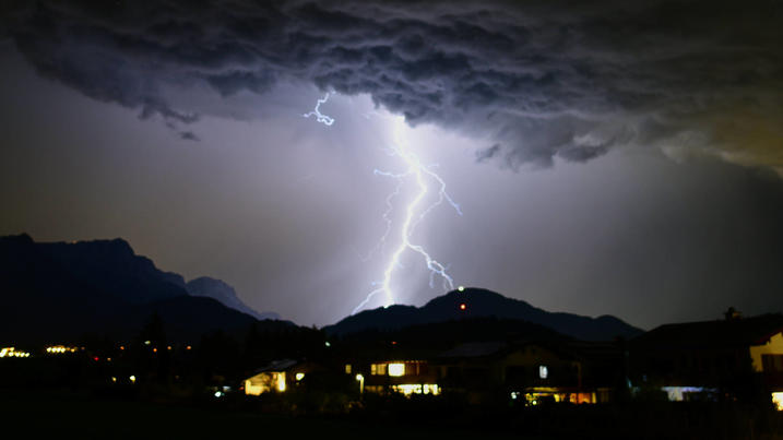 Extremwetter Im Sommer 2023: Hitze, Unwetter Und Dürre - So Sah Es In ...